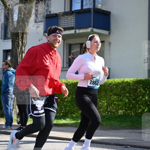 12.04.2026 - 45. Internationalen Wilhelmsburger Insellauf J. Mangold http://msf.ph/oto/9467717 12.04.2026 11:06:32 Ziel 4564, 3790, 2495, 3570, 2862, 2863, 5720, 3342, 3885, 2777, 4949 meine-sportfotos.de