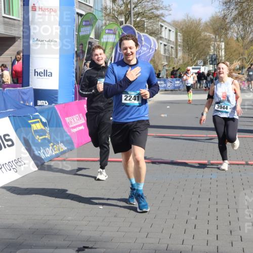 12.04.2026 - 45. Internationalen Wilhelmsburger Insellauf Strokosch-Dieckow http://msf.ph/oto/9467718 12.04.2026 11:18:09 Ziel 2312, 2241, 5309, 3944, 3398 meine-sportfotos.de