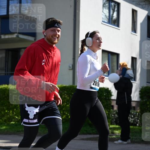 12.04.2026 - 45. Internationalen Wilhelmsburger Insellauf J. Mangold http://msf.ph/oto/9467725 12.04.2026 11:06:32 Ziel 4564, 3790, 2495, 3570, 2862, 2863, 5720, 3342, 3885, 2777, 4949 meine-sportfotos.de