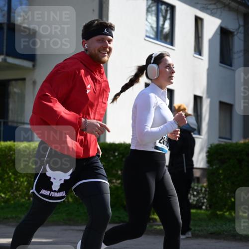 12.04.2026 - 45. Internationalen Wilhelmsburger Insellauf J. Mangold http://msf.ph/oto/9467726 12.04.2026 11:06:32 Ziel 4564, 3790, 2495, 3570, 2862, 2863, 5720, 3342, 3885, 2777, 4949 meine-sportfotos.de