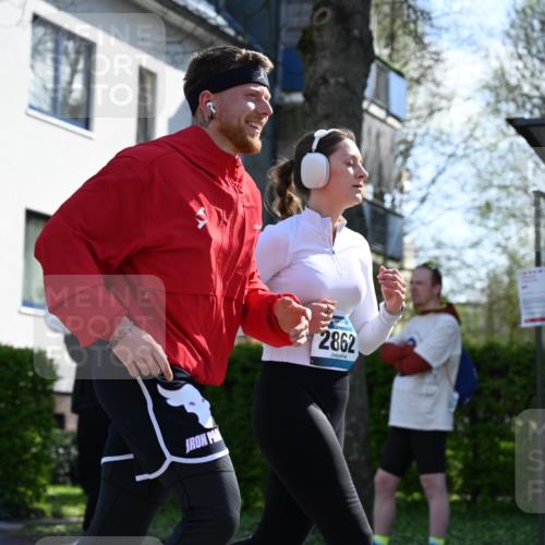 12.04.2026 - 45. Internationalen Wilhelmsburger Insellauf J. Mangold http://msf.ph/oto/9467732 12.04.2026 11:06:33 Ziel 3790, 2495, 3570, 2862, 2863, 5720, 3342, 3885, 2777, 4949, 4359 meine-sportfotos.de