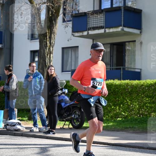 12.04.2026 - 45. Internationalen Wilhelmsburger Insellauf J. Mangold http://msf.ph/oto/9467736 12.04.2026 11:06:34 Ziel 3790, 2495, 3570, 2862, 2863, 5720, 3342, 3885, 2777, 4949, 4359 meine-sportfotos.de