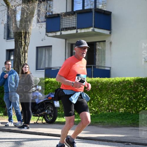12.04.2026 - 45. Internationalen Wilhelmsburger Insellauf J. Mangold http://msf.ph/oto/9467739 12.04.2026 11:06:34 Ziel 3790, 2495, 3570, 2862, 2863, 5720, 3342, 3885, 2777, 4949, 4359 meine-sportfotos.de