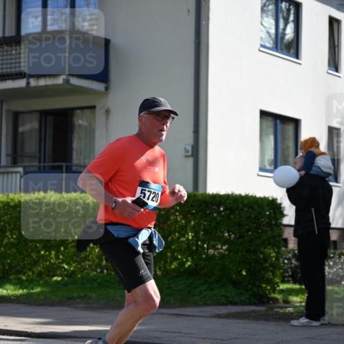 12.04.2026 - 45. Internationalen Wilhelmsburger Insellauf J. Mangold http://msf.ph/oto/9467744 12.04.2026 11:06:35 Ziel 3790, 2495, 3570, 2862, 2863, 5720, 3342, 3885, 2777, 4949, 4359 meine-sportfotos.de