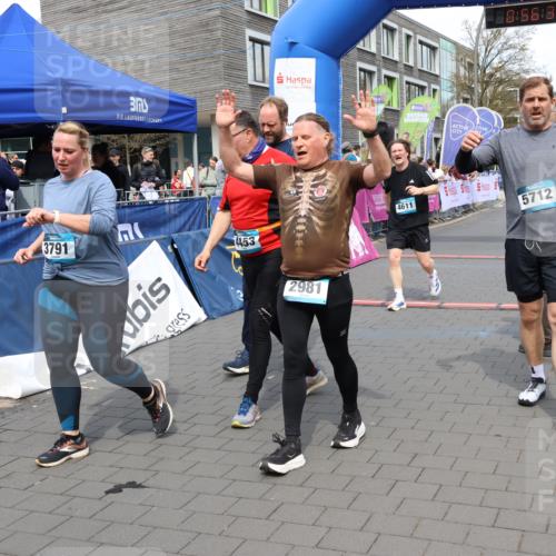 12.04.2026 - 45. Internationalen Wilhelmsburger Insellauf Strokosch-Dieckow http://msf.ph/oto/9467750 12.04.2026 13:09:35 Ziel 4453, 4204, 4611, 2440, 2011 meine-sportfotos.de