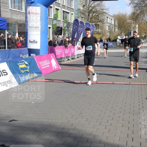 12.04.2026 - 45. Internationalen Wilhelmsburger Insellauf Strokosch-Dieckow http://msf.ph/oto/9467856 12.04.2026 11:18:24 Ziel 4786, 3435, 2240, 5700 meine-sportfotos.de