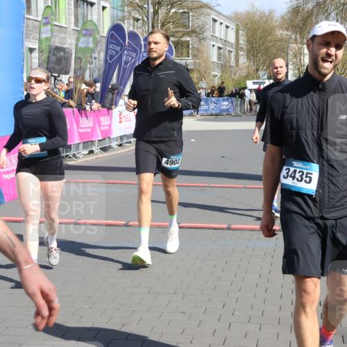 12.04.2026 - 45. Internationalen Wilhelmsburger Insellauf Strokosch-Dieckow http://msf.ph/oto/9467968 12.04.2026 11:18:30 Ziel 5700, 4902, 4918 meine-sportfotos.de