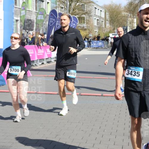 12.04.2026 - 45. Internationalen Wilhelmsburger Insellauf Strokosch-Dieckow http://msf.ph/oto/9467978 12.04.2026 11:18:30 Ziel 5700, 4902, 4918 meine-sportfotos.de