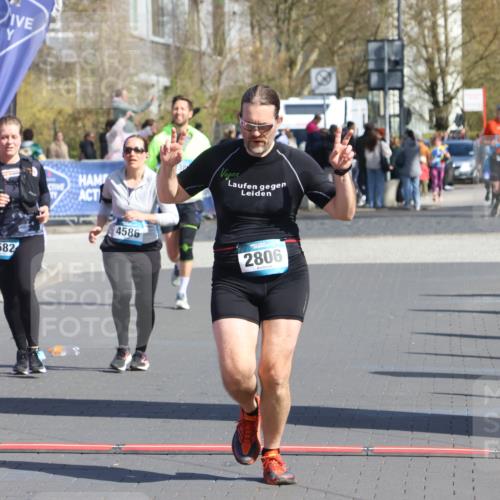 12.04.2026 - 45. Internationalen Wilhelmsburger Insellauf Strokosch-Dieckow http://msf.ph/oto/9468004 12.04.2026 11:18:50 Ziel 2806, 4582, 4586 meine-sportfotos.de