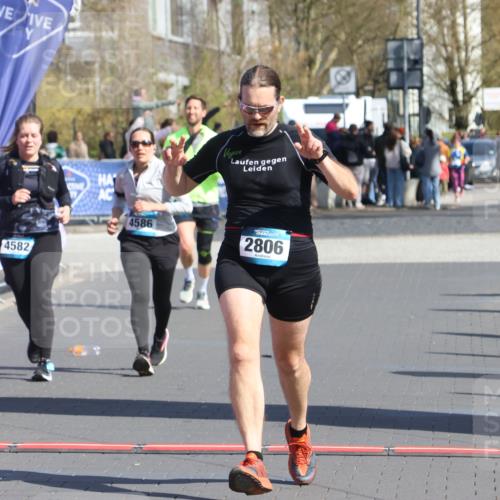 12.04.2026 - 45. Internationalen Wilhelmsburger Insellauf Strokosch-Dieckow http://msf.ph/oto/9468012 12.04.2026 11:18:50 Ziel 2806, 4582, 4586 meine-sportfotos.de