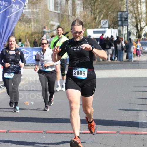 12.04.2026 - 45. Internationalen Wilhelmsburger Insellauf Strokosch-Dieckow http://msf.ph/oto/9468015 12.04.2026 11:18:50 Ziel 2806, 4582, 4586 meine-sportfotos.de