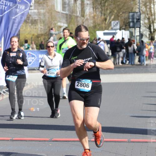 12.04.2026 - 45. Internationalen Wilhelmsburger Insellauf Strokosch-Dieckow http://msf.ph/oto/9468020 12.04.2026 11:18:51 Ziel 2806, 4582, 4586 meine-sportfotos.de