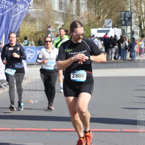 12.04.2026 - 45. Internationalen Wilhelmsburger Insellauf Strokosch-Dieckow http://msf.ph/oto/9468022 12.04.2026 11:18:51 Ziel 2806, 4582, 4586 meine-sportfotos.de