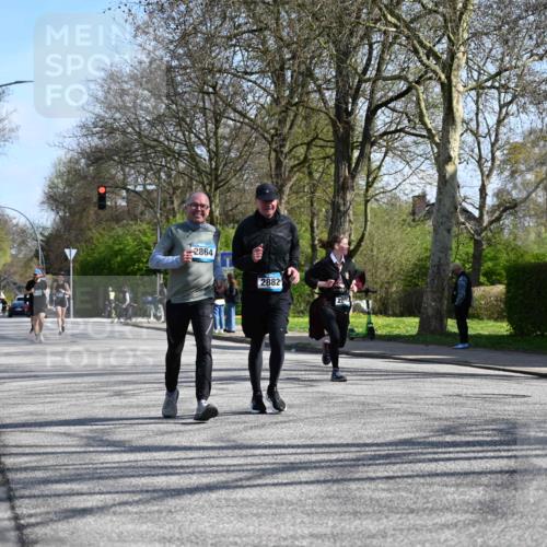 12.04.2026 - 45. Internationalen Wilhelmsburger Insellauf J. Mangold http://msf.ph/oto/9468026 12.04.2026 11:07:50 Ziel 2924, 2660, 2882, 2864, 3671, 4956, 3397, 2800, 4977, 3740, 2686 meine-sportfotos.de
