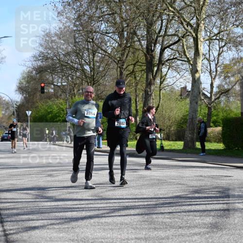 12.04.2026 - 45. Internationalen Wilhelmsburger Insellauf J. Mangold http://msf.ph/oto/9468027 12.04.2026 11:07:50 Ziel 2924, 2660, 2882, 2864, 3671, 4956, 3397, 2800, 4977, 3740, 2686 meine-sportfotos.de