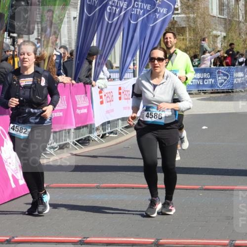 12.04.2026 - 45. Internationalen Wilhelmsburger Insellauf Strokosch-Dieckow http://msf.ph/oto/9468036 12.04.2026 11:18:54 Ziel 2806, 4582, 4586, 2385 meine-sportfotos.de