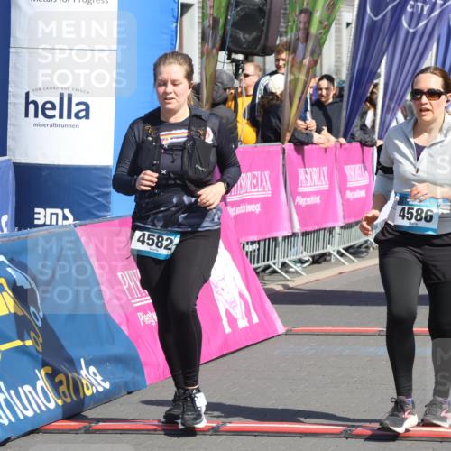 12.04.2026 - 45. Internationalen Wilhelmsburger Insellauf Strokosch-Dieckow http://msf.ph/oto/9468056 12.04.2026 11:18:54 Ziel 2806, 4582, 4586, 2385 meine-sportfotos.de