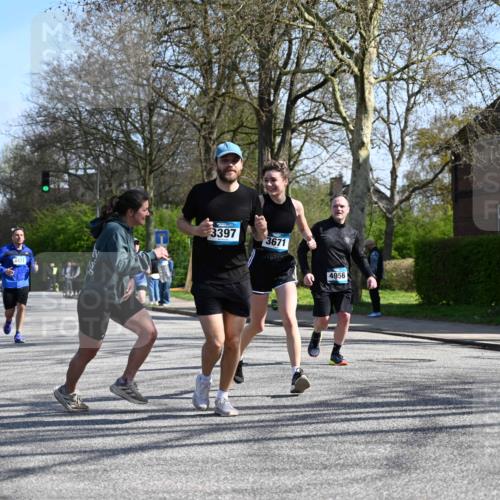 12.04.2026 - 45. Internationalen Wilhelmsburger Insellauf J. Mangold http://msf.ph/oto/9468057 12.04.2026 11:08:01 Ziel 2882, 2864, 3671, 4956, 3397, 2800, 4977, 3740, 3740, 2686, 4624, 3732, 4232, 3569, 5285 meine-sportfotos.de