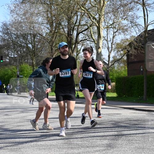 12.04.2026 - 45. Internationalen Wilhelmsburger Insellauf J. Mangold http://msf.ph/oto/9468062 12.04.2026 11:08:01 Ziel 2882, 2864, 3671, 4956, 3397, 2800, 4977, 3740, 3740, 2686, 4624, 3732, 4232, 3569, 5285 meine-sportfotos.de