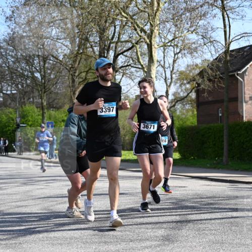 12.04.2026 - 45. Internationalen Wilhelmsburger Insellauf J. Mangold http://msf.ph/oto/9468065 12.04.2026 11:08:02 Ziel 2882, 2864, 3671, 4956, 3397, 2800, 4977, 3740, 2686, 4624, 3732, 4232, 3569, 5285 meine-sportfotos.de