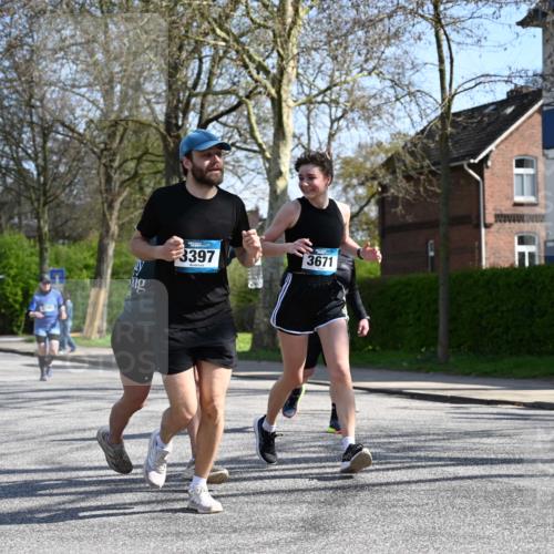 12.04.2026 - 45. Internationalen Wilhelmsburger Insellauf J. Mangold http://msf.ph/oto/9468068 12.04.2026 11:08:02 Ziel 2882, 2864, 3671, 4956, 3397, 2800, 4977, 3740, 2686, 4624, 3732, 4232, 3569, 5285 meine-sportfotos.de