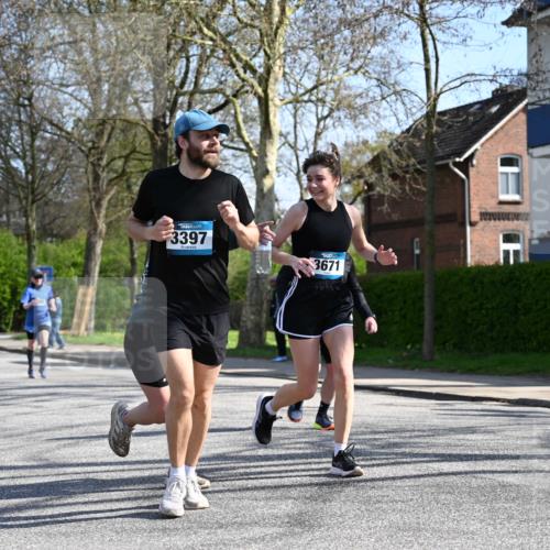 12.04.2026 - 45. Internationalen Wilhelmsburger Insellauf J. Mangold http://msf.ph/oto/9468069 12.04.2026 11:08:02 Ziel 2882, 2864, 3671, 4956, 3397, 2800, 4977, 3740, 2686, 4624, 3732, 4232, 3569, 5285 meine-sportfotos.de