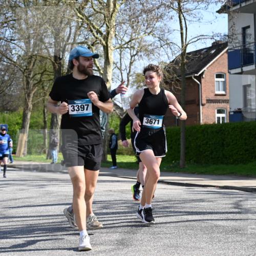 12.04.2026 - 45. Internationalen Wilhelmsburger Insellauf J. Mangold http://msf.ph/oto/9468072 12.04.2026 11:08:02 Ziel 2882, 2864, 3671, 4956, 3397, 2800, 4977, 3740, 2686, 4624, 3732, 4232, 3569, 5285 meine-sportfotos.de