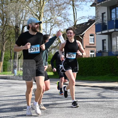 12.04.2026 - 45. Internationalen Wilhelmsburger Insellauf J. Mangold http://msf.ph/oto/9468074 12.04.2026 11:08:02 Ziel 2882, 2864, 3671, 4956, 3397, 2800, 4977, 3740, 2686, 4624, 3732, 4232, 3569, 5285 meine-sportfotos.de