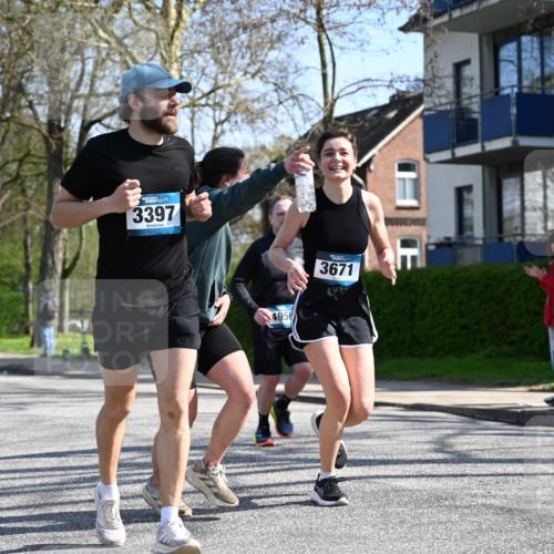 12.04.2026 - 45. Internationalen Wilhelmsburger Insellauf J. Mangold http://msf.ph/oto/9468076 12.04.2026 11:08:02 Ziel 2882, 2864, 3671, 4956, 3397, 2800, 4977, 3740, 2686, 4624, 3732, 4232, 3569, 5285 meine-sportfotos.de