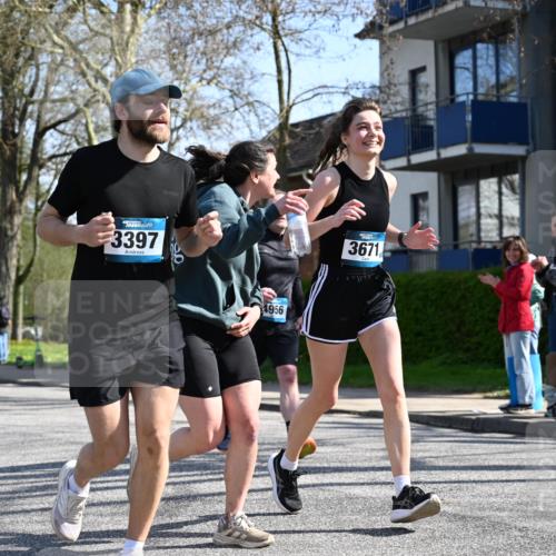 12.04.2026 - 45. Internationalen Wilhelmsburger Insellauf J. Mangold http://msf.ph/oto/9468078 12.04.2026 11:08:02 Ziel 2882, 2864, 3671, 4956, 3397, 2800, 4977, 3740, 2686, 4624, 3732, 4232, 3569, 5285 meine-sportfotos.de
