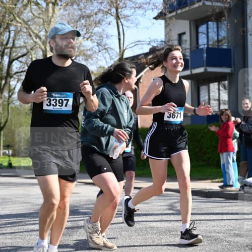 12.04.2026 - 45. Internationalen Wilhelmsburger Insellauf J. Mangold http://msf.ph/oto/9468079 12.04.2026 11:08:03 Ziel 2882, 2864, 3671, 4956, 3397, 2800, 4977, 3740, 2686, 4624, 3732, 4232, 3569, 5285 meine-sportfotos.de