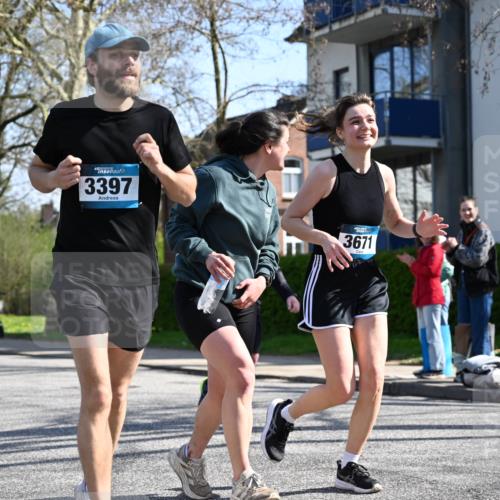 12.04.2026 - 45. Internationalen Wilhelmsburger Insellauf J. Mangold http://msf.ph/oto/9468081 12.04.2026 11:08:03 Ziel 2882, 2864, 3671, 4956, 3397, 2800, 4977, 3740, 2686, 4624, 3732, 4232, 3569, 5285 meine-sportfotos.de