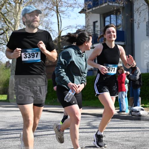 12.04.2026 - 45. Internationalen Wilhelmsburger Insellauf J. Mangold http://msf.ph/oto/9468082 12.04.2026 11:08:03 Ziel 2882, 2864, 3671, 4956, 3397, 2800, 4977, 3740, 2686, 4624, 3732, 4232, 3569, 5285 meine-sportfotos.de