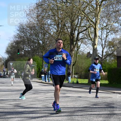 12.04.2026 - 45. Internationalen Wilhelmsburger Insellauf J. Mangold http://msf.ph/oto/9468085 12.04.2026 11:08:06 Ziel 2882, 2864, 3671, 4956, 3397, 2800, 4977, 3740, 2686, 2686, 4624, 3732, 3732, 4232, 3569, 5285 meine-sportfotos.de