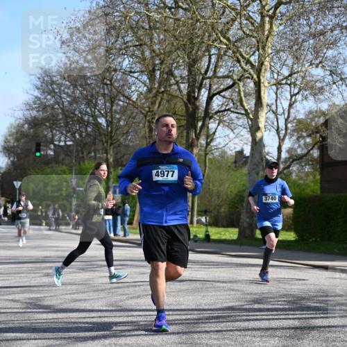 12.04.2026 - 45. Internationalen Wilhelmsburger Insellauf J. Mangold http://msf.ph/oto/9468088 12.04.2026 11:08:06 Ziel 2882, 2864, 3671, 4956, 3397, 2800, 4977, 3740, 2686, 2686, 4624, 3732, 3732, 4232, 3569, 5285 meine-sportfotos.de