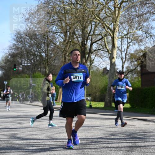 12.04.2026 - 45. Internationalen Wilhelmsburger Insellauf J. Mangold http://msf.ph/oto/9468089 12.04.2026 11:08:06 Ziel 2882, 2864, 3671, 4956, 3397, 2800, 4977, 3740, 2686, 2686, 4624, 3732, 3732, 4232, 3569, 5285 meine-sportfotos.de