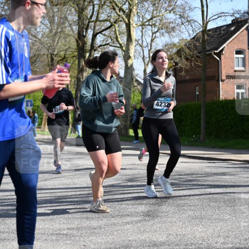 12.04.2026 - 45. Internationalen Wilhelmsburger Insellauf J. Mangold http://msf.ph/oto/9468132 12.04.2026 11:08:28 Ziel 2686, 4624, 3732, 4232, 3569, 5285, 0000, 2142, 4371, 3748, 3748, 3701, 2050, 4406 meine-sportfotos.de
