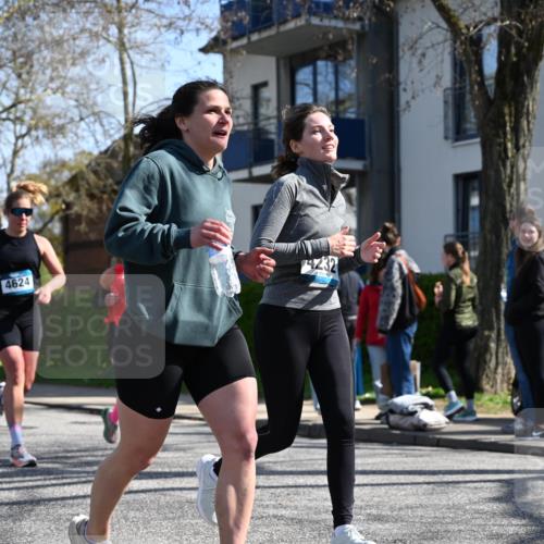 12.04.2026 - 45. Internationalen Wilhelmsburger Insellauf J. Mangold http://msf.ph/oto/9468147 12.04.2026 11:08:29 Ziel 2686, 4624, 3732, 4232, 3569, 5285, 0000, 2142, 4371, 3748, 3701, 2050, 4406, 3169, 2699, 3005, 5629 meine-sportfotos.de