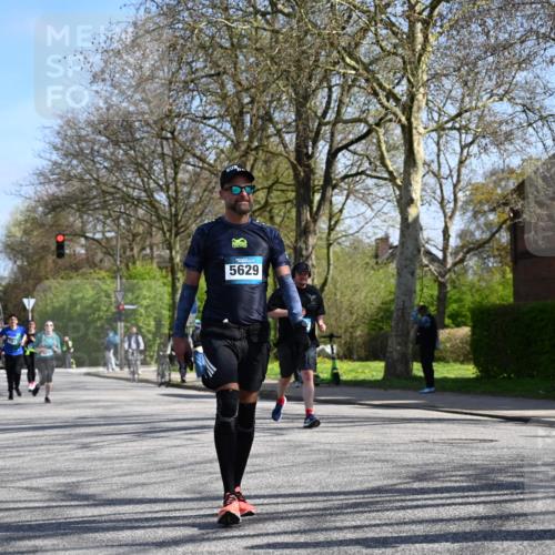 12.04.2026 - 45. Internationalen Wilhelmsburger Insellauf J. Mangold http://msf.ph/oto/9468174 12.04.2026 11:08:38 Ziel 4624, 3732, 4232, 3569, 5285, 0000, 2142, 4371, 4371, 3748, 3701, 2050, 4406, 4406, 3169, 2699, 3005, 5629, 2620, 2601, 4485 meine-sportfotos.de
