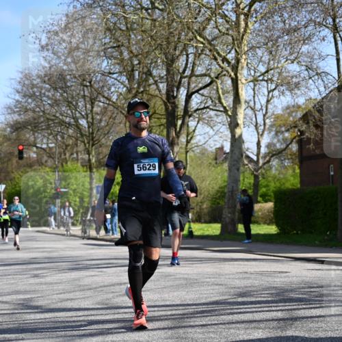 12.04.2026 - 45. Internationalen Wilhelmsburger Insellauf J. Mangold http://msf.ph/oto/9468178 12.04.2026 11:08:38 Ziel 4624, 3732, 4232, 3569, 5285, 0000, 2142, 4371, 4371, 3748, 3701, 2050, 4406, 4406, 3169, 2699, 3005, 5629, 2620, 2601, 4485 meine-sportfotos.de