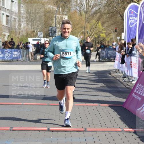 12.04.2026 - 45. Internationalen Wilhelmsburger Insellauf Strokosch-Dieckow http://msf.ph/oto/9468307 12.04.2026 11:19:49 Ziel 2226, 5571, 5035, 4520 meine-sportfotos.de