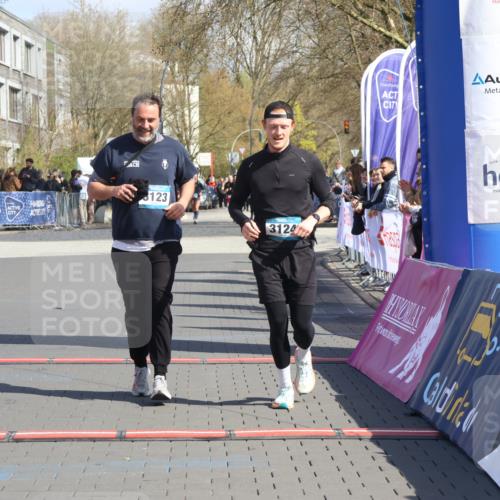 12.04.2026 - 45. Internationalen Wilhelmsburger Insellauf Strokosch-Dieckow http://msf.ph/oto/9468346 12.04.2026 11:19:56 Ziel 4520, 3124, 3123 meine-sportfotos.de