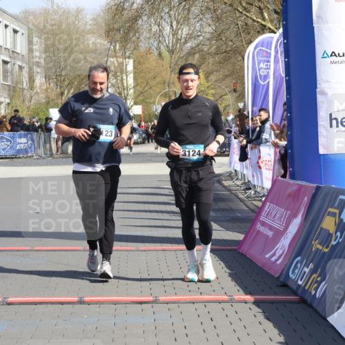 12.04.2026 - 45. Internationalen Wilhelmsburger Insellauf Strokosch-Dieckow http://msf.ph/oto/9468349 12.04.2026 11:19:56 Ziel 4520, 3124, 3123 meine-sportfotos.de