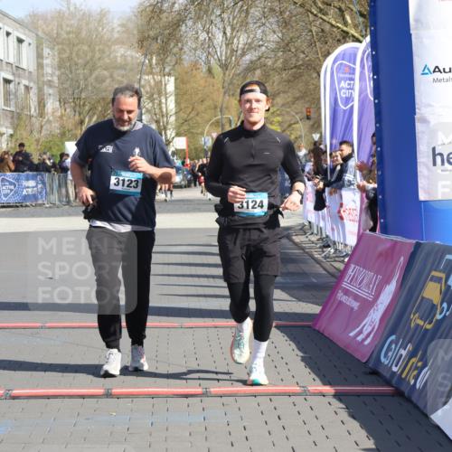 12.04.2026 - 45. Internationalen Wilhelmsburger Insellauf Strokosch-Dieckow http://msf.ph/oto/9468366 12.04.2026 11:19:57 Ziel 4520, 3124, 3123 meine-sportfotos.de