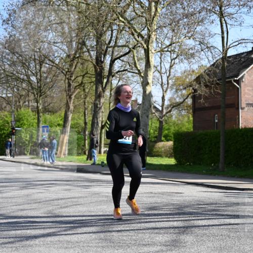 12.04.2026 - 45. Internationalen Wilhelmsburger Insellauf J. Mangold http://msf.ph/oto/9468405 12.04.2026 11:09:40 Ziel 2612, 3382, 4081, 3383, 2238, 2321, 5367, 3688, 4080, 3335, 3833, 4251, 3077, 5651, 5651, 5851, 2336, 2528 meine-sportfotos.de