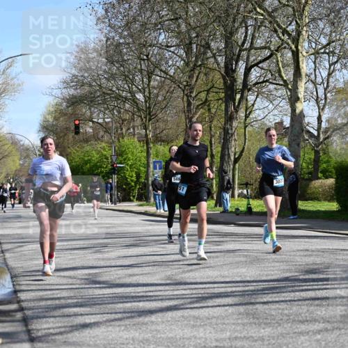 12.04.2026 - 45. Internationalen Wilhelmsburger Insellauf J. Mangold http://msf.ph/oto/9468456 12.04.2026 11:09:59 Ziel 3688, 4080, 3335, 3833, 4251, 3077, 5651, 5851, 2336, 2336, 2528, 3239, 2859, 2811, 2346, 3884, 3847, 3832, 2199, 3715, 2585, 4334 meine-sportfotos.de
