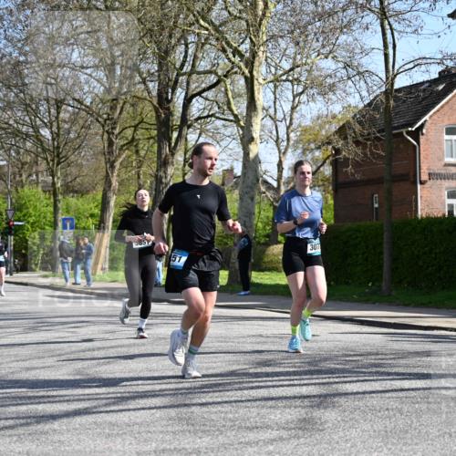 12.04.2026 - 45. Internationalen Wilhelmsburger Insellauf J. Mangold http://msf.ph/oto/9468471 12.04.2026 11:10:00 Ziel 3688, 4080, 3335, 3833, 4251, 3077, 5651, 5851, 2336, 2528, 3239, 2859, 2811, 2346, 3884, 3847, 3832, 2199, 3715, 2585, 4334 meine-sportfotos.de