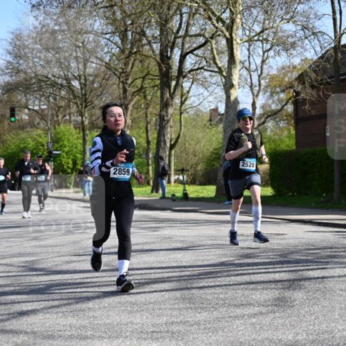 12.04.2026 - 45. Internationalen Wilhelmsburger Insellauf J. Mangold http://msf.ph/oto/9468514 12.04.2026 11:10:14 Ziel 3077, 5651, 5851, 2336, 2528, 3239, 2859, 2811, 2346, 3884, 3847, 3832, 2199, 3715, 2585, 4334, 3507, 3913, 2208, 2539, 2513, 2590, 2576 meine-sportfotos.de