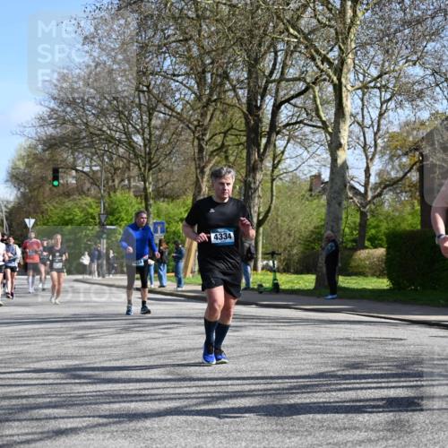 12.04.2026 - 45. Internationalen Wilhelmsburger Insellauf J. Mangold http://msf.ph/oto/9468552 12.04.2026 11:10:22 Ziel 2336, 2528, 3239, 2859, 2811, 2346, 3884, 3847, 3832, 2199, 3715, 2199, 3715, 2585, 4334, 3507, 3913, 2208, 2539, 2513, 2590, 2576 meine-sportfotos.de