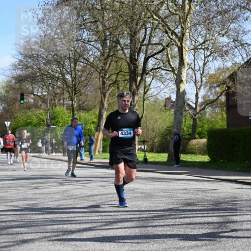 12.04.2026 - 45. Internationalen Wilhelmsburger Insellauf J. Mangold http://msf.ph/oto/9468556 12.04.2026 11:10:22 Ziel 2336, 2528, 3239, 2859, 2811, 2346, 3884, 3847, 3832, 2199, 3715, 2199, 3715, 2585, 4334, 3507, 3913, 2208, 2539, 2513, 2590, 2576 meine-sportfotos.de